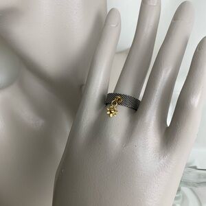 Mesh Chain Ring with Gold Flower Charm